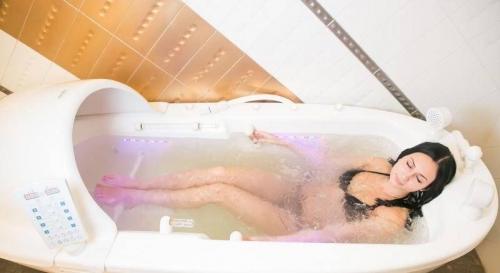 Bath with sea salt picture