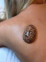 EMERAUDE- расслабляющий массаж горячим камнем из розового гранита фото EMERAUDE- расслабляющий массаж горячим камнем из розового гранита картинка