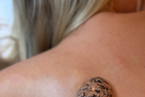 EMERAUDE- расслабляющий массаж горячим камнем из розового гранита фото EMERAUDE- расслабляющий массаж горячим камнем из розового гранита картинка